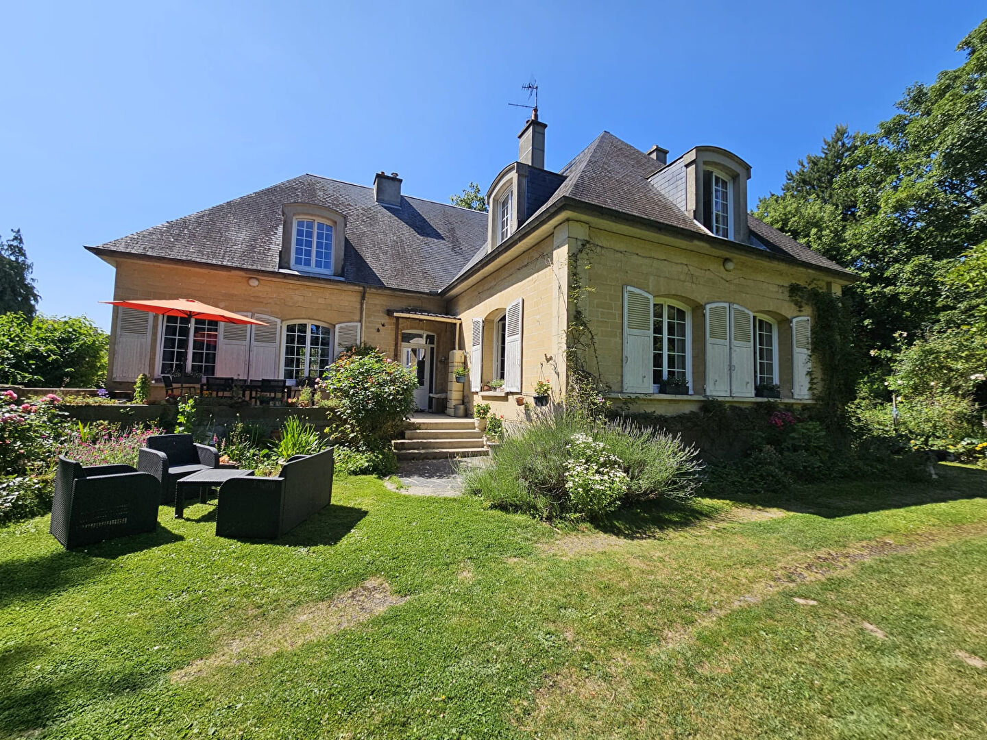 Maison de charme 7 pièces – 254 m² – Terrain de 6 610 m² – EPRON (5 min de Caen)