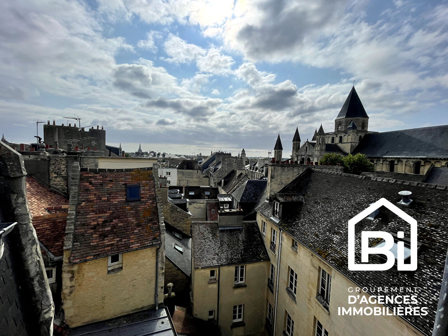 CAEN HYPER-CENTRE – T3 en Duplex – Charme de l&rsquo;ancien