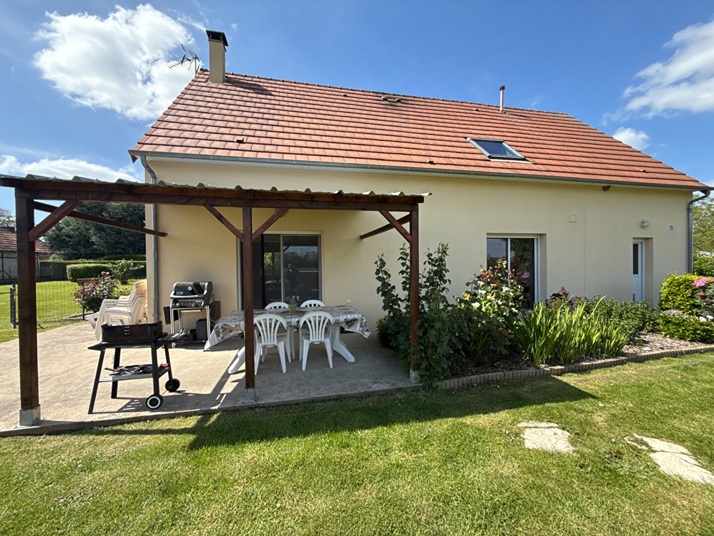 Cléville,- Maison familiale 7 pièce(s) 144m2 ,5 chambres avec piscine, jacuzzi et terrain arboré de 1 500 m²