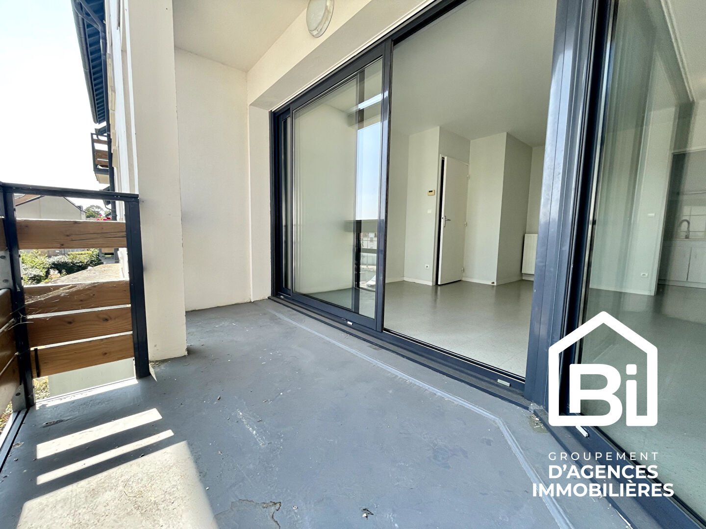 DOUVRES LA DÉLIVRANDE – T3 lumineux avec balcon, cave et double parking
